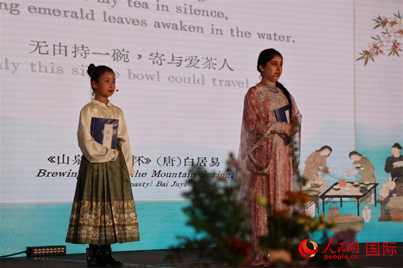 活动上，中阿两国青少年朗诵中国茶文化经典。人民网记者 张志文摄