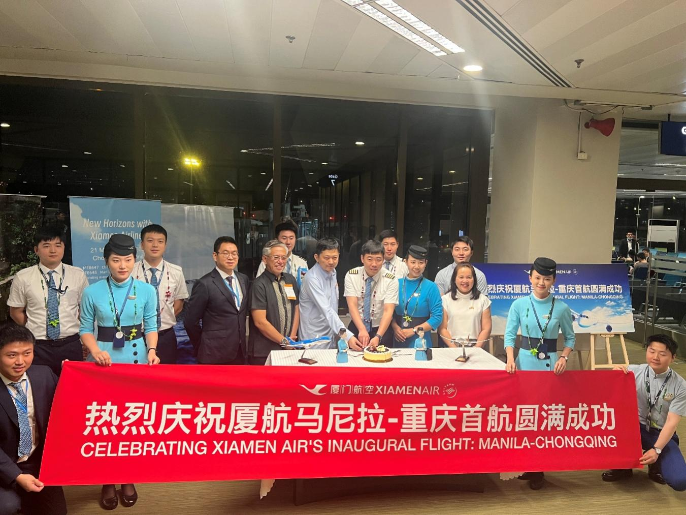 5月21日晚，马尼拉国际机场举办重庆—马尼拉直飞航线首航仪式。厦门航空马尼拉办事处供图