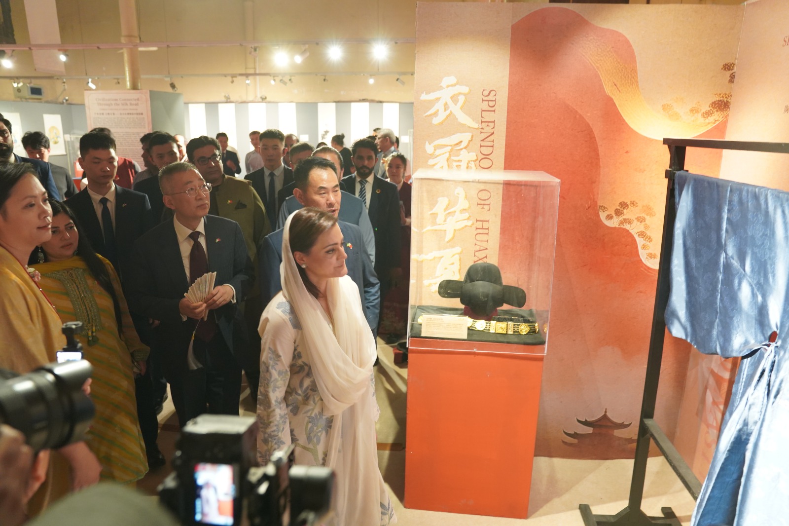 中巴嘉宾共同参观文化展。中国驻拉合尔总领事馆供图