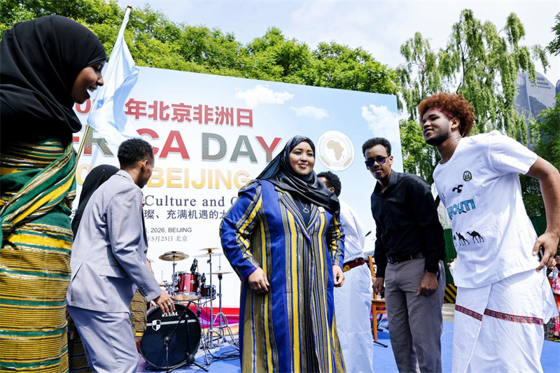 5月23日，索马里联邦共和国驻华大使和丹·阿卜迪在2026年非洲日文化节舞台上和乐队互动。主办方供图