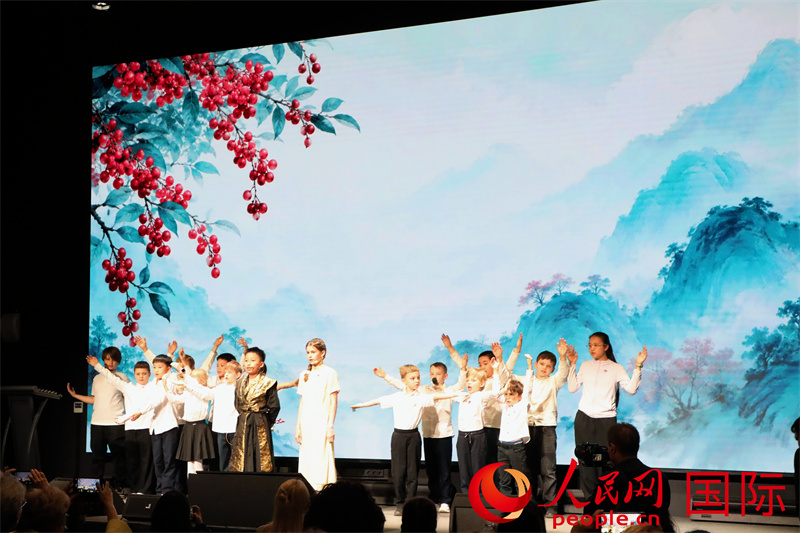 来自俄罗斯中文学校的学生们表演诗朗诵舞蹈《相思》。人民网记者 隋鑫摄
