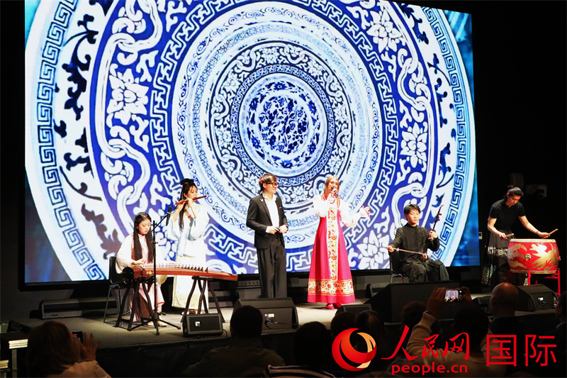 中俄青年在现场联手演绎歌曲《青花瓷》。人民网记者 隋鑫摄