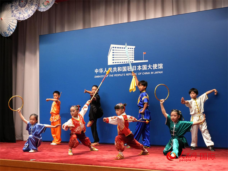 小朋友们表演精彩节目。人民网 许可摄