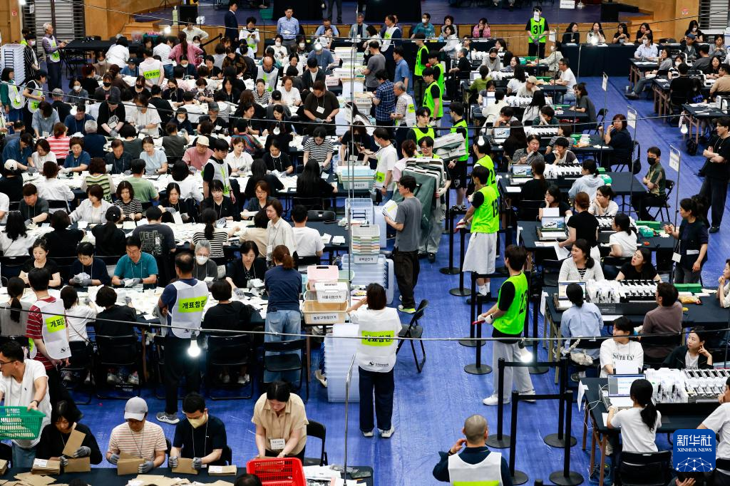 6月3日晚，工作人员在韩国首尔进行计票工作。新华社发（全休相摄）