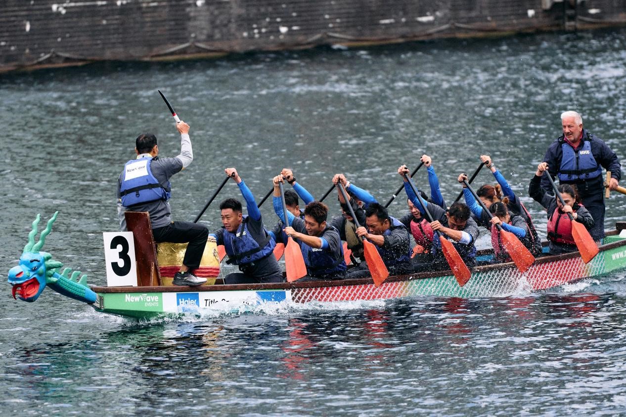 飞桨逐浪!广州天河龙舟队首征英伦勇夺冠(图2)