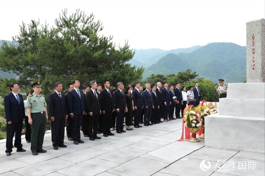 图为王亚军一行向志愿军烈士墓敬献花篮，表达对志愿军先烈的崇高敬意与无限追思。 人民网记者 刘融摄