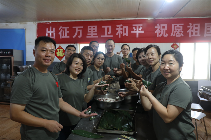 齐聚一堂包粽子。马国栋摄