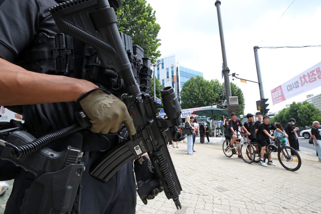 2023年8月6日,全副武装的特警在韩国首尔江南区街头巡逻。新华社/纽西斯通讯社