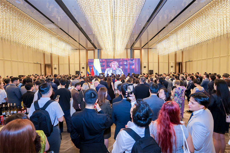 哥伦比亚独立216周年招待会现场,哥伦比亚外交部长罗莎·约兰达·比利亚维森西奥发表视频致辞。哥伦比亚驻华大使馆供图