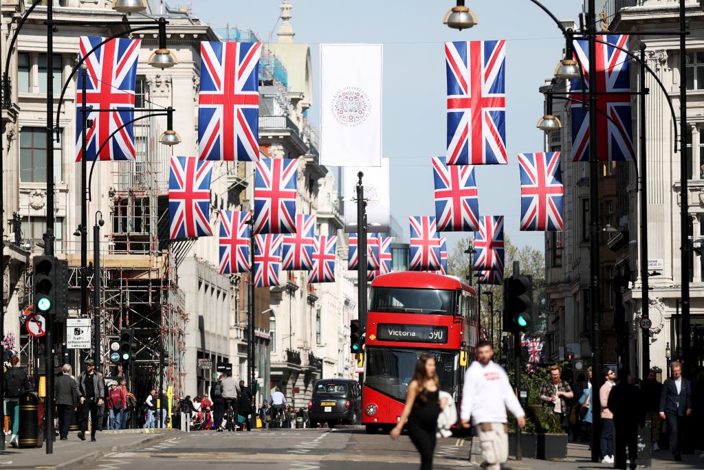 2023年5月3日,人们走在英国伦敦街头。新华社记者李颖摄