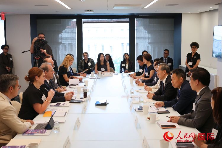 7月31日,中国贸促会组织中国企业家代表团在华盛顿与美中贸易全国委员会及其会员企业交流座谈。人民网记者 李志伟摄