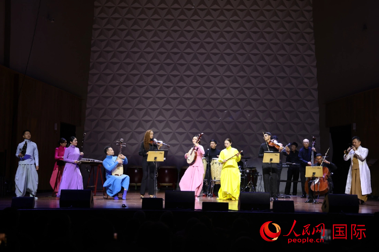 当地时间7月30日晚,上海民族乐团《中国色》音乐会在巴西里约热内卢上演。图为演出尾声,中巴两国艺术家共同演奏。人民网记者 时元皓摄