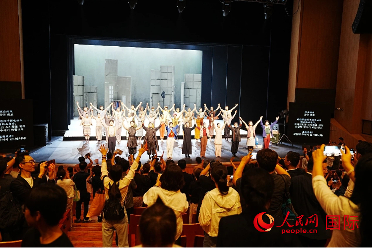 演出落幕,演员们登台谢幕,向现场观众致意。台下掌声不断,观众纷纷举起手机记录这一刻。人民网记者 汪思源摄