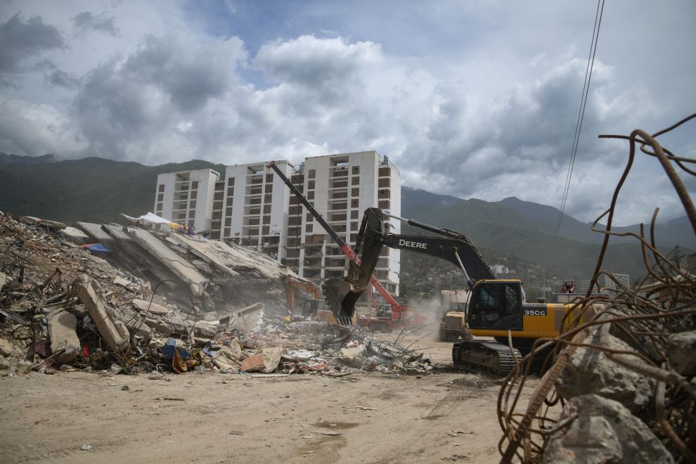 7月23日，在委内瑞拉地震灾区拉瓜伊拉州，救援人员操作机械在建筑物倒塌区域开展清理工作。当地时间6月24日，委内瑞拉发生百余年来最强地震。新华社发（马科斯·萨尔加多摄）