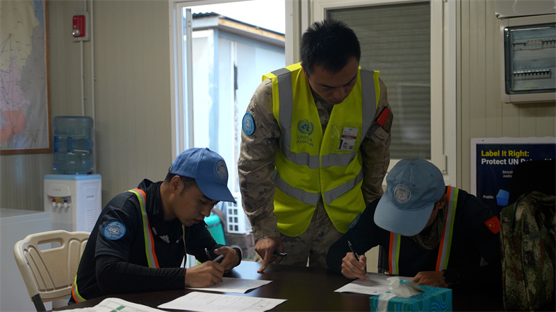 航空安全处对飞行机组进行安全检查 黄浩摄