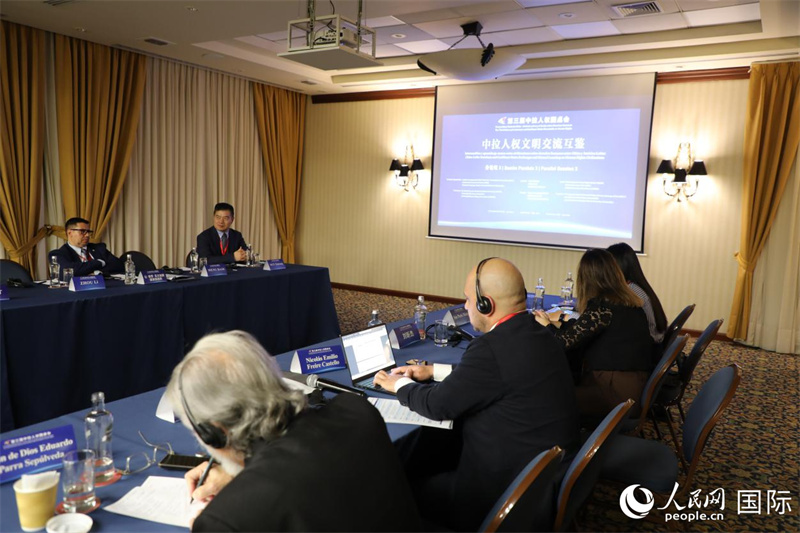 与会代表围绕中拉人权文明交流互鉴议题在分论坛上展开交流。 人民网记者 陈一鸣摄