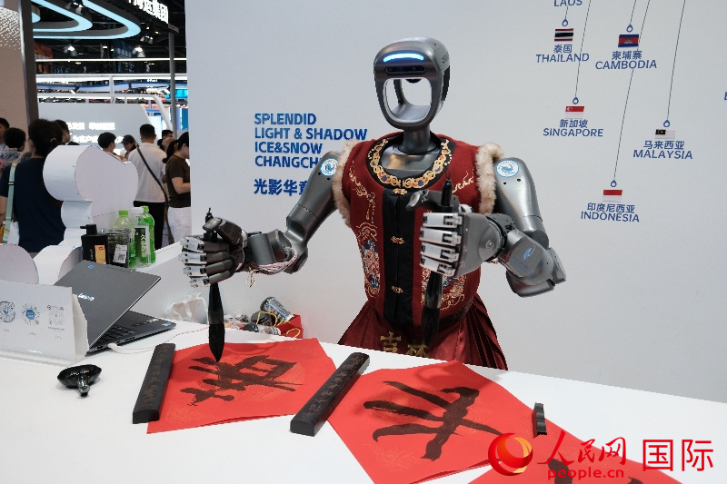 中国“魅力之城”长春展区展出的机器人。人民网 周红芝摄柬埔寨“魅力之城”磅士卑省展区上演特色舞蹈。人民网 周红芝摄
