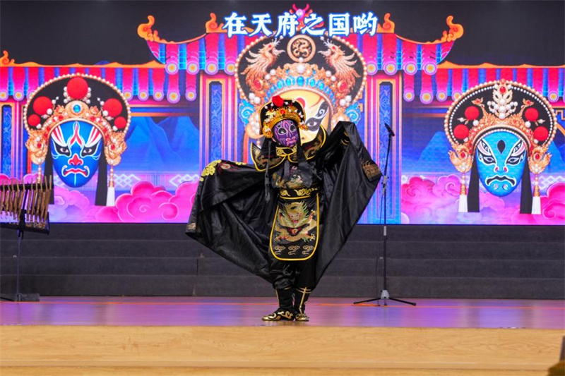 印尼学生带来川剧变脸表演。巴淡世界大学供图