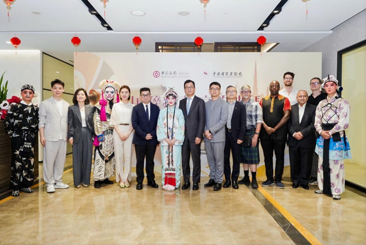现场观众与国家京剧院演员合影。主办方供图