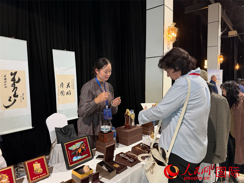 图为开幕式现场的文创产品展示。人民网记者 张朋辉摄