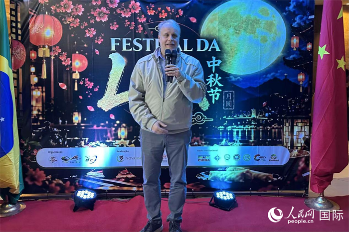 里约热内卢市教育局主管教学事务的副局长阿德里亚诺·吉利奥在活动上致辞。人民网记者 陈一鸣摄