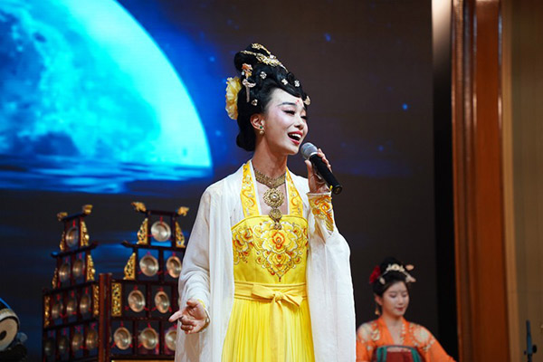 招待会现场的精彩演出 （实习生 马明溪摄）
