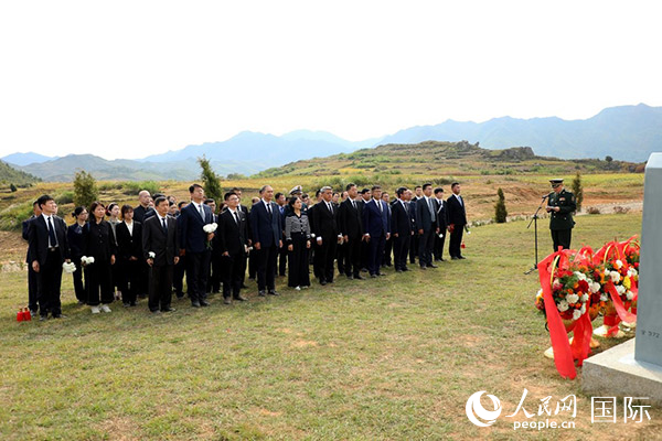 图为王亚军大使一行在朝鲜江原道淮阳郡新溪里中国人民志愿军烈士陵园举行举行祭扫活动。 人民网记者 刘融摄