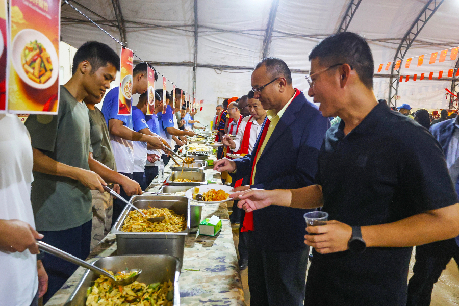 外国官兵品尝中国美食。黄浩摄