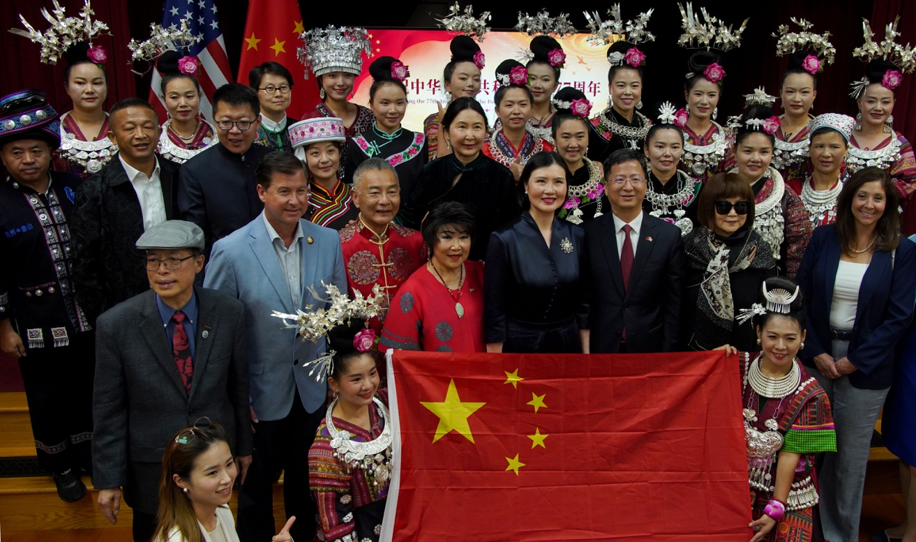 中国驻旧金山总领事张建敏及夫人与“姑妈篮球队”队员及部分嘉宾合影。谢为人摄
