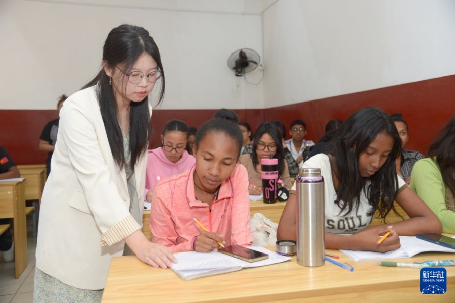 9月29日，在马达加斯加塔那那利佛大学孔子学院，中方教师詹丽莲（左一）在课堂上指导当地学生。新华社发（西塔卡·拉乔纳里松摄）