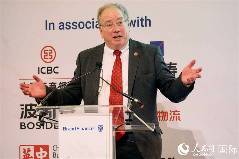 伦敦金融城前市长迈克尔·梅内利就中国品牌出海话题做分享演讲。杨浩鹏摄