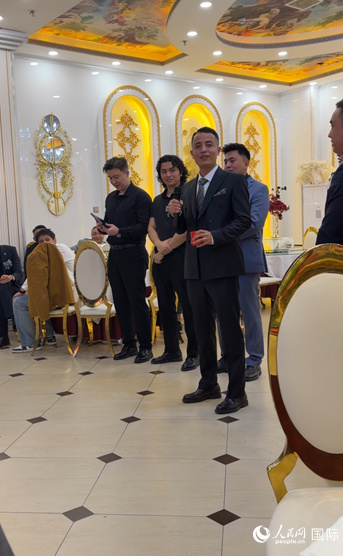 图为婚礼第一站，新郎致辞。人民网 柯明可摄