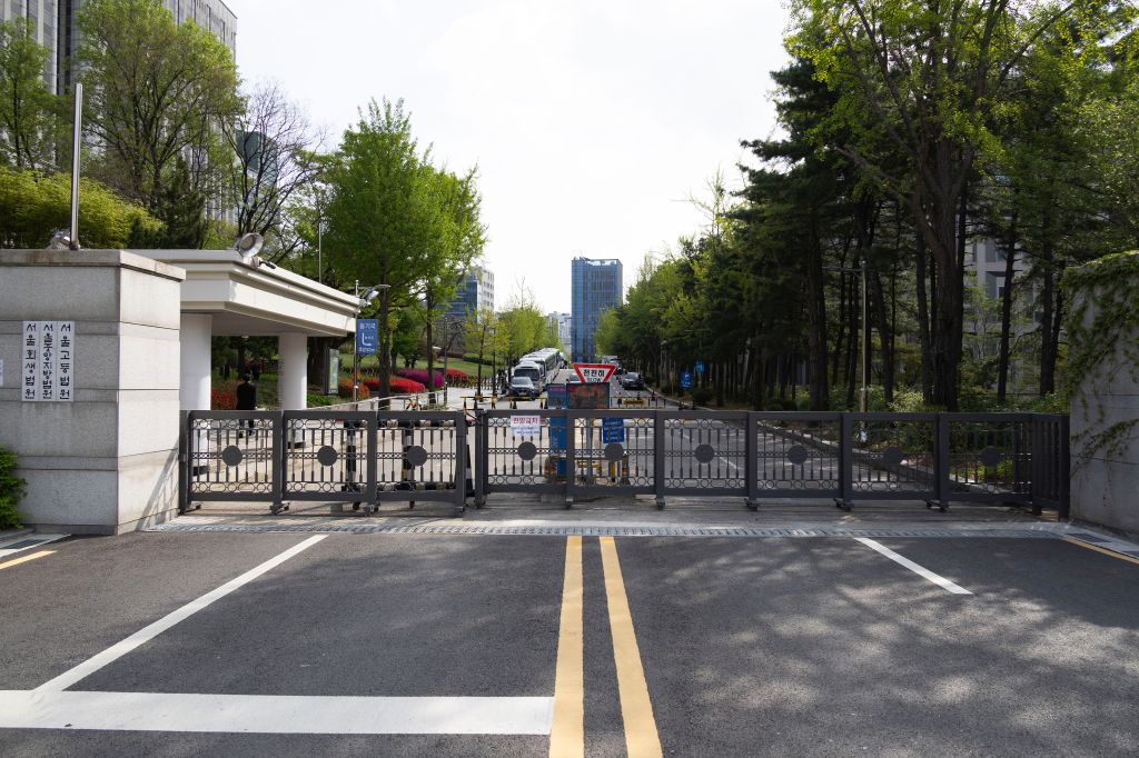 这是2025年4月21日拍摄的韩国首尔中央地方法院门口。新华社发（全休相摄）
