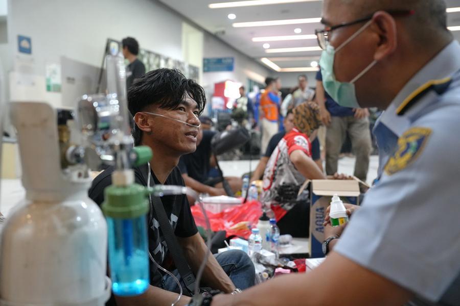 10月20日，在印度尼西亚万丹省，获救人员接受治疗。新华社发（法拉比摄）