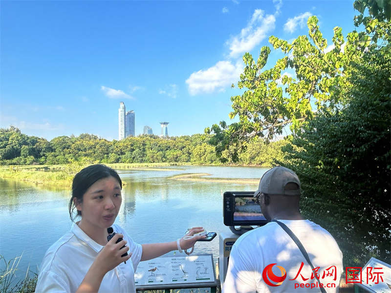 扫描二维码拍摄心仪的风景，照片随即免费传到手机。作者供图