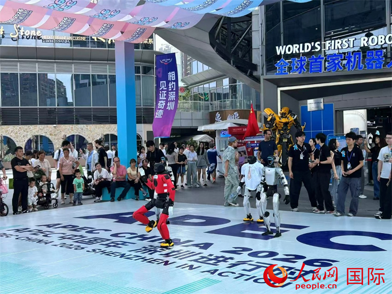门店外的广场上，机器人们正在表演武术和舞蹈。作者供图