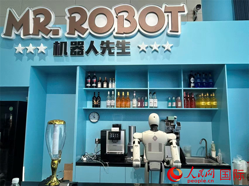 四楼餐厅里，咖啡师机器人正在制作咖啡。作者供图