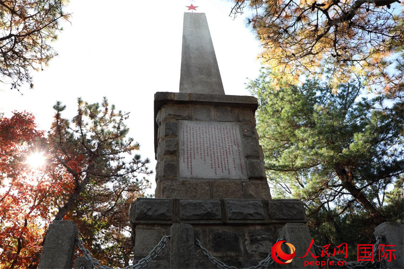 图为平原郡见龙水库纪念碑。1953年5月，美军轰炸见龙水库，大坝被毁，驻扎在附近的志愿军部队和朝鲜军民进行了3个多月的抢修工程。当年，朝方在紧邻水库的山峰上树碑纪念。 人民网记者 刘融摄