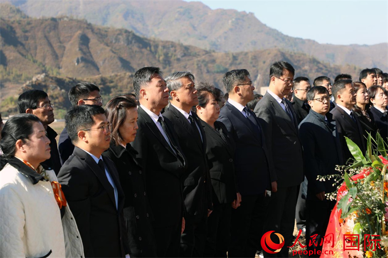 当地时间10月22日，中国驻朝鲜使馆祭扫新阳郡中国人民志愿军烈士墓。人民网记者 刘融摄