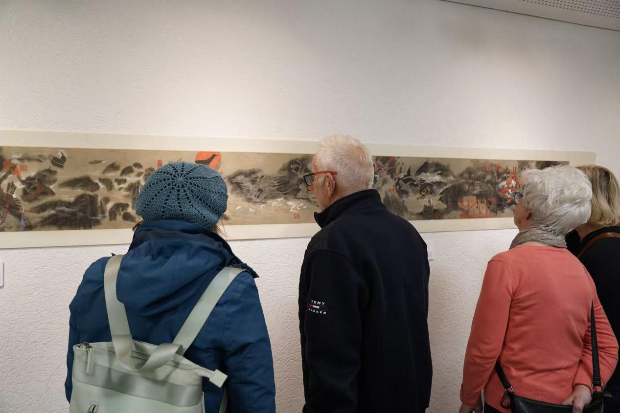 德国观众正在欣赏中国艺术家带来的画作。实习生徐岑 摄