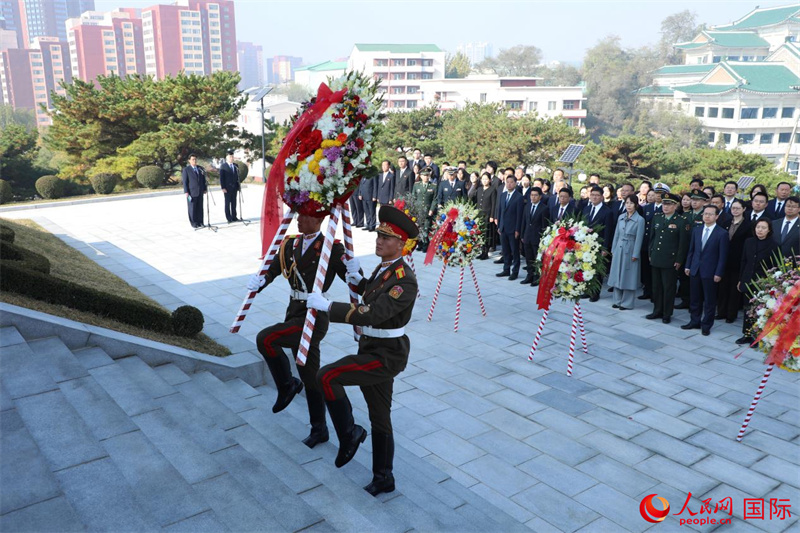 当地时间10月25日,纪念中国人民志愿军抗美援朝出国作战76周年活动在平壤友谊塔举行。 人民网记者 刘融摄