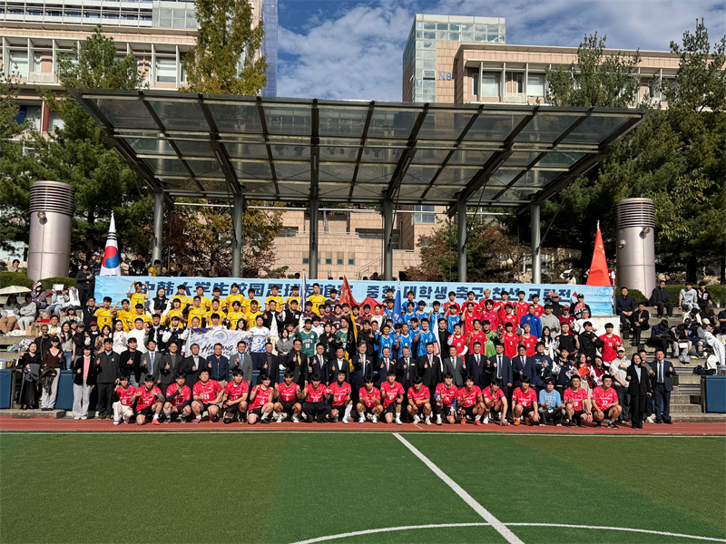 参加“中韩大学生校园足球友谊赛”开幕式的中韩嘉宾与参赛队员合影留念。中国驻韩国大使馆供图