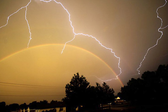 美国阿肯色州出现闪电与彩虹共舞奇观