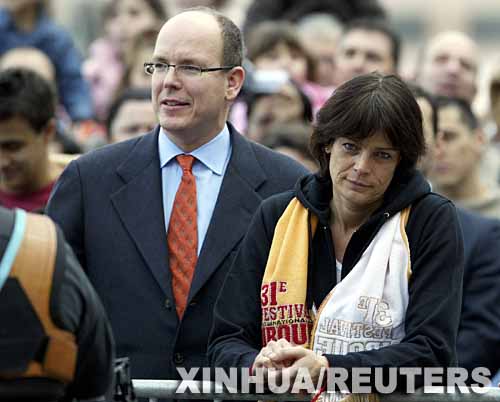 组图:蒙特卡洛国际杂技节:大炮射活人 (2)