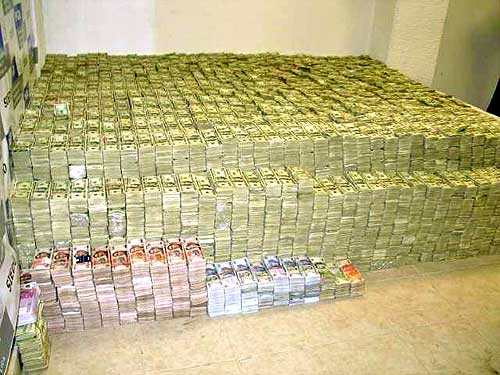 墨西哥在缉毒行动中缴获2亿多美钞现金