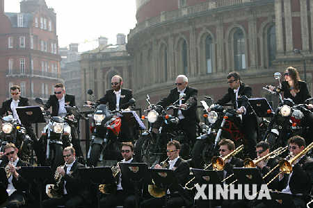 世界首支摩托车乐团伦敦演出 轰鸣声为演奏增