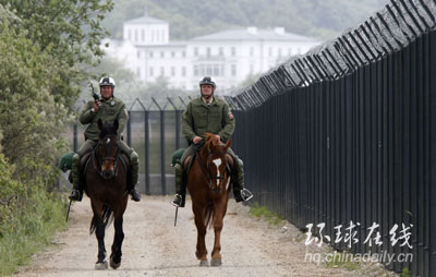 6月3日,德国骑警在海利根达姆的安全墙外巡逻.