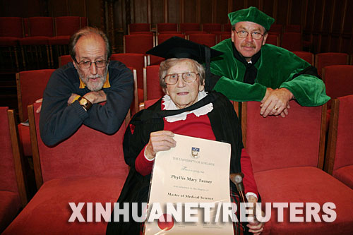 组图:澳大利亚94岁高龄曾祖母 获医学硕士学位
