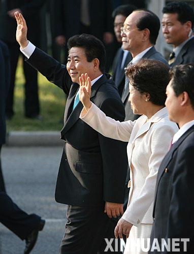 卢武铉陆路返回韩国 首次访问朝韩经济特区