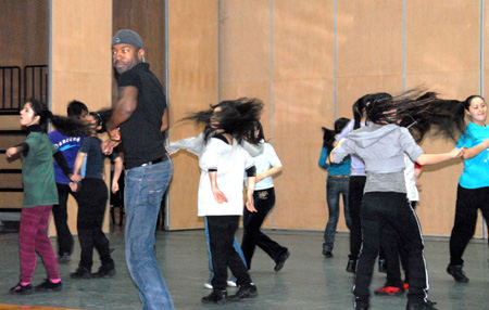 美国嘻哈舞蹈家赴新疆开展艺术交流
